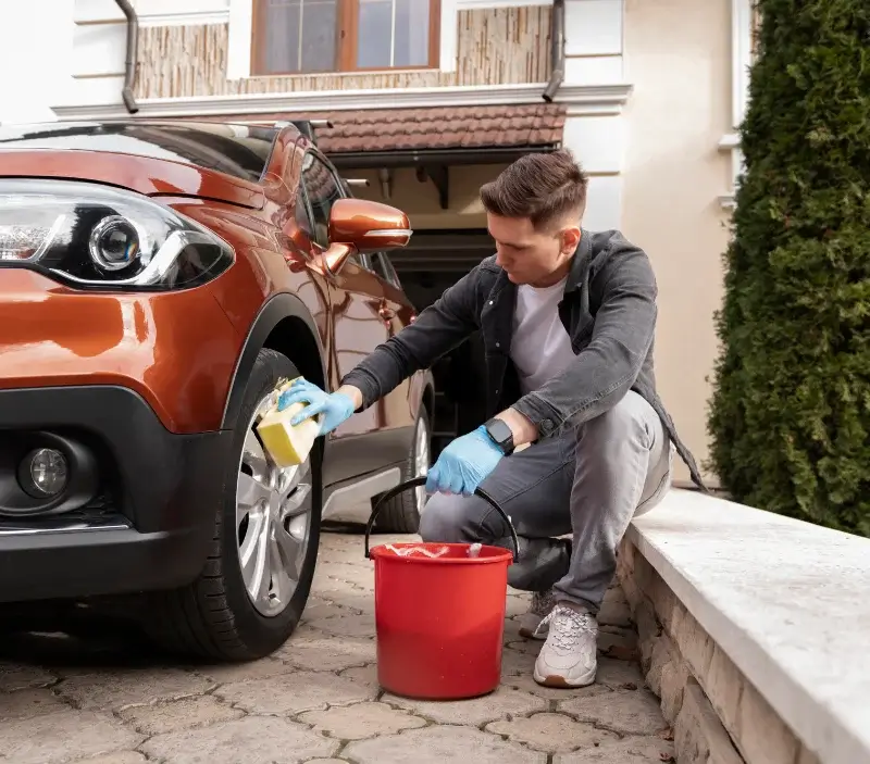 Lavage auto à domicile Créchy : professionnel intervenant sur un véhicule